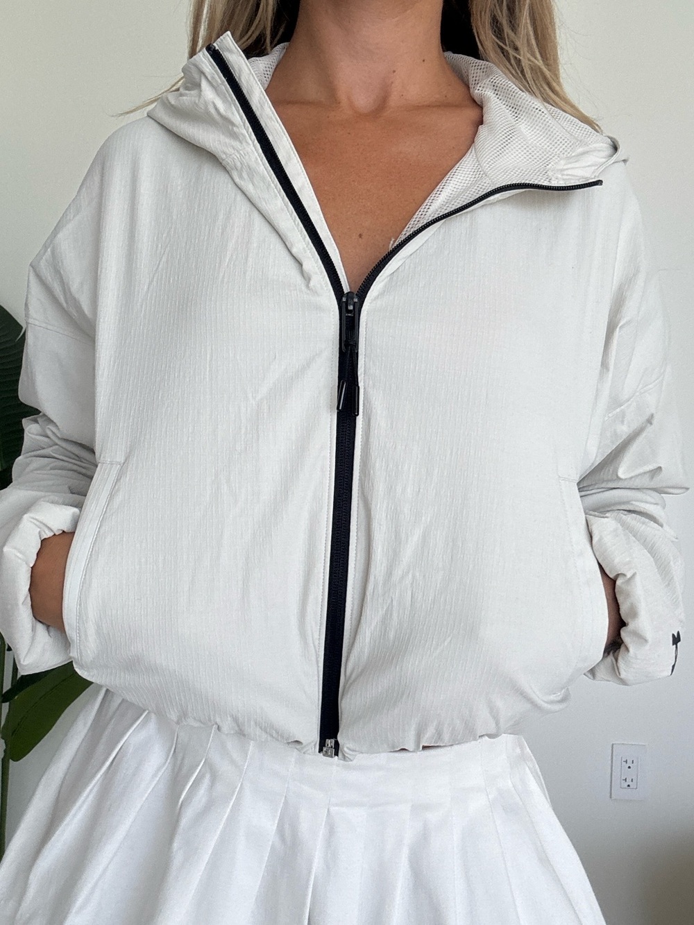 Under Armour White Hooded Lightweight Zip Jacket with Black Trim - Picture 5 of 5